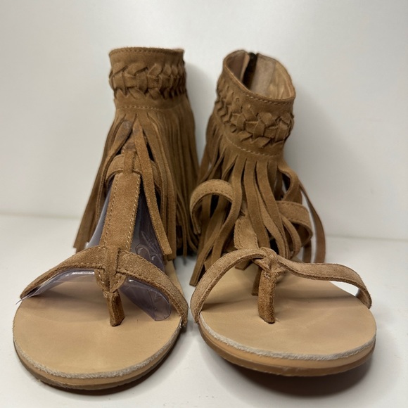 Koolaburra Athena Fringe Sandal in Chestnut. - Picture 4 of 6